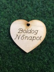 Boldog Nőnapot feliratú, szív alakú tábla 5.0x4.6cm